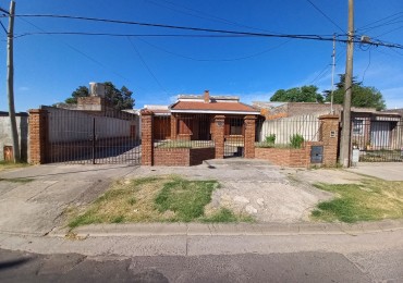 Dos casas y pileta en gran lote en Echeverria al 400