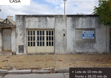 Casa a reciclar en amplio lote en Lamadrid 174