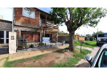 Casa de 2 plantas + depto en B° Santa Rosa