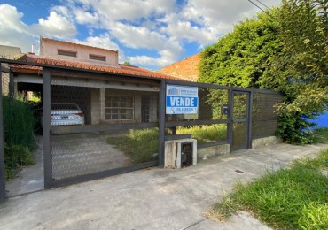 Casa de 2 dormitorios en amplio lote en Barrio Tripoli