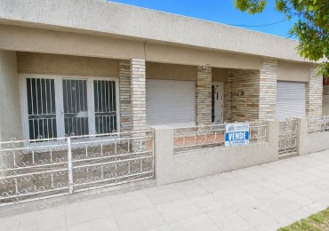Casa de 2 dormitorios y cochera B° Saavedra 