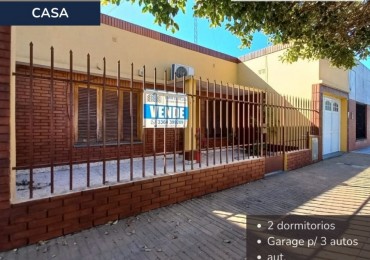 Casa de 2 dormitorios y dep. en Barrio Urquiza - Retasada